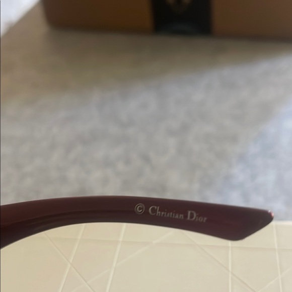 Dior Red Sunglasses with Elegant Design - Picture 5 of 7